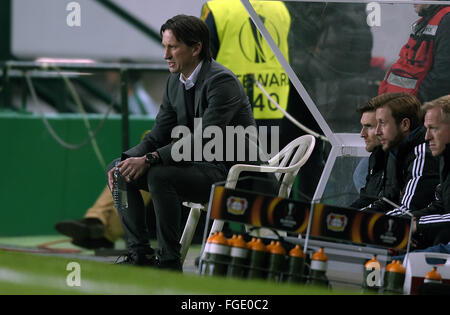 Lissabon, Portugal. 18. Februar 2016. Trainer Roger Schmidt von Leverkusen in der UEFA Europa League Runde der 32 ersten Bein-Fußballspiel zwischen Sporting Lissabon und Bayer 04 Leverkusen im José-Alvalade-Stadion in Lissabon, Portugal, 18. Februar 2016. Foto: Federico Gambarini/Dpa/Alamy Live News Stockfoto