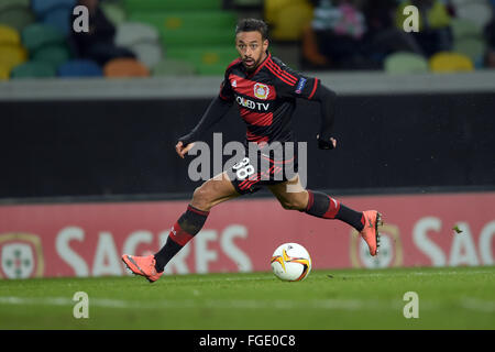 Lissabon, Portugal. 18. Februar 2016. Karim Bellarabi Leverkusen spielen den Ball während der UEFA Europa League Runde der 32 ersten Bein-Fußballspiel zwischen Sporting Lissabon und Bayer 04 Leverkusen im José-Alvalade-Stadion in Lissabon, Portugal, 18. Februar 2016. Foto: Federico Gambarini/Dpa/Alamy Live News Stockfoto