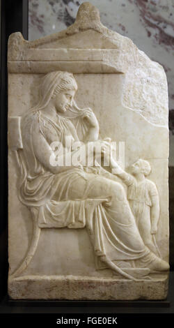 Klassische Grabdenkmäler. 500-400 V. CHR.. Stele. Frau mit ihrer kleinen Tochter. ca. 12:00. Gortyne. Kreta. Marmor. Stockfoto