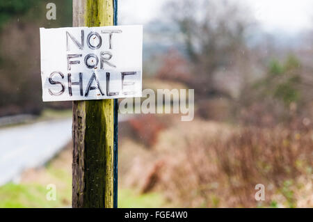 Anmelden, um einen Telegrafenmast sagt 'Nicht für Schiefer" gegen Pläne für Öl zu bohren genagelt. Stockfoto