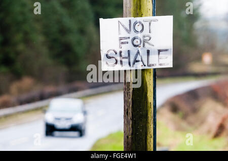 Anmelden, um einen Telegrafenmast sagt 'Nicht für Schiefer" gegen Pläne für Öl zu bohren genagelt. Stockfoto