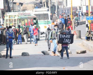 Srinagar, Kaschmir. 19. Februar 2016. Kashmiri Demonstranten hält Banner Jawahar Lal Nehru Universität während einer Protestaktion in Nowhata Altstadt am Freitag. Demonstranten protestieren gegen die angeblichen Niederschlagung von Studenten in Neu-Delhi Jawaharlal Nehru Universität Credit: Basit Zargar/Alamy Live-Nachrichten Stockfoto