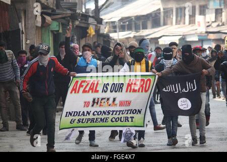 Srinagar, Kaschmir. 19. Februar 2016. Kashmiri Demonstranten hält Banner des späten Mohammad Afzal Guru und ISIS während einer Protestaktion in Nowhata Altstadt am Freitag zu kennzeichnen. Demonstranten protestieren gegen die angeblichen Niederschlagung von Studenten in Neu-Delhi Jawaharlal Nehru Universität Credit: Basit Zargar/Alamy Live-Nachrichten Stockfoto