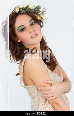 Junge Frau mit Blumen-Arrangement als ein Kopfschmuck Stockfoto