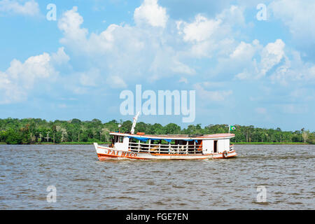 Traditionelle Holz-Boot auf dem Amazonas, Brasilien Amazona Staat navigieren Stockfoto