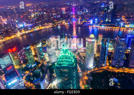 Blick über Finanzdistrikt Pudong bei Nacht, Shanghai, China Stockfoto