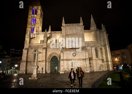 Nacht Blick auf die Kirche Santa Maria De La Antigua del XI Jahrhundert Turm abgeschlossen im dreizehnten Jahrhundert, eines der architektonischen Schmuckstücke von Valladolid VALLADOLID-Spanien 02.12.2016 Stockfoto