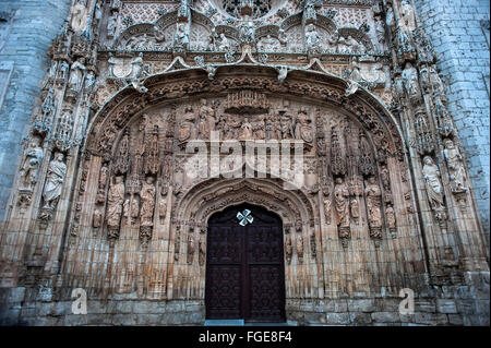 Detail des unteren Teils der Fassade der Kirche San Pablo in Valladolid ist elisabethanischen gotischen Stil und die Arbeit wurde Simon von Köln in Auftrag gegeben. VALLADOLID-SPANIEN 02.12.2016 Stockfoto