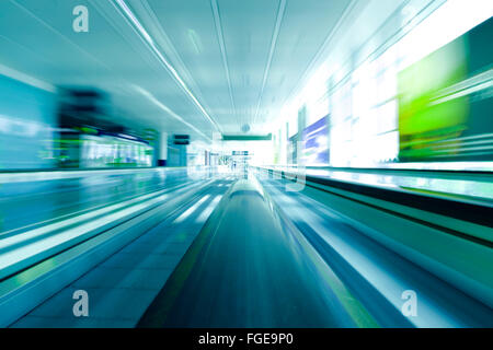 Unscharfen Hintergrund bewegen futuristische Rolltreppe Stockfoto