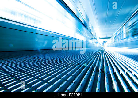 Unscharfen Hintergrund bewegen futuristische Rolltreppe Stockfoto