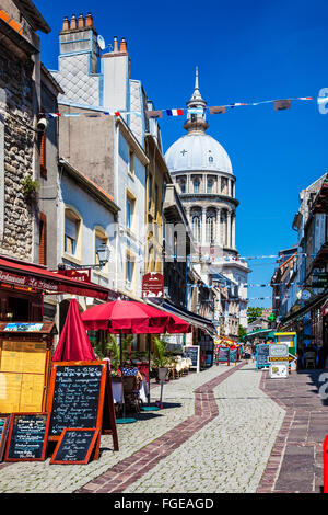 Rue de Lille, einer schmalen gepflasterten Straße von Restaurants in Boulogne, Frankreich. Stockfoto