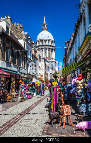 Rue de Lille, einer schmalen gepflasterten Straße von Souvenirläden in Boulogne, Frankreich. Stockfoto