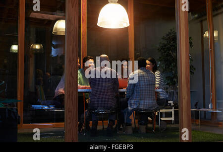 Spät in der Nacht treffen um Tisch im Konstruktionsbüro Stockfoto