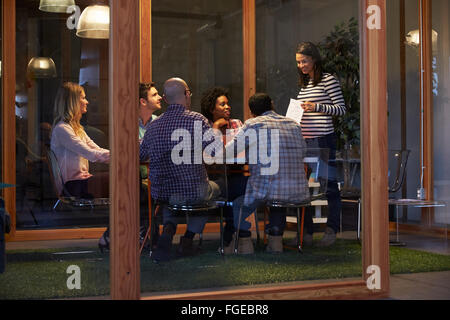 Spät in der Nacht treffen um Tisch im Konstruktionsbüro Stockfoto