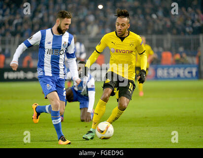 Dortmunder Pierre-Emerick Aubameyang und Portos Miguel Layun wetteifern um die Kugel während der UEFA Europa League-Spiel zwischen Borussia Dortmund und FC Porto m Signal Iduna Park in Dortmund, Deutschland, 18. Februar 2016. Foto: Monika Skolimowska/dpa Stockfoto