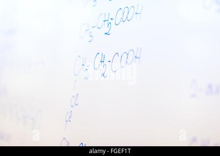 chemische Molekülstruktur auf weißen Eber Stockfoto