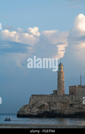 Castillo del Morro und Leuchtturm von der El Malecon mit Fischer in einem Boot im Vordergrund, Havanna, Kuba, Karibik, Karibik Stockfoto