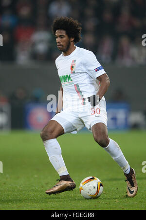 Augsburg, Deutschland. 18. Februar 2016. Augsburgs Caiuby in Aktion während der Fußball-Runde der 32 UEFA Europa League Spiel FC Augsburg Vs FC Liverpool in Augsburg, Deutschland, 18. Februar 2016. Foto: Andreas Gebert/Dpa/Alamy Live-Nachrichten Stockfoto