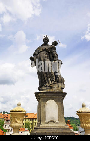 St. Antonius von Padua Statue auf der Karlsbrücke in Prag Stockfoto