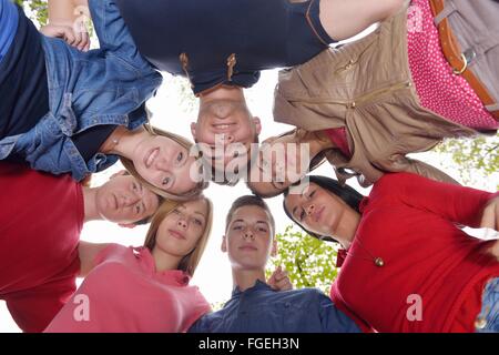 junge Freunde zusammen zu bleiben im Freien im Park Stockfoto