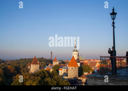 St. Olafs Kirche und Türme der mittelalterlichen Stadtmauer, Tallinn, Estland Stockfoto