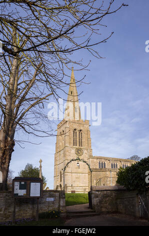 Mittelalterliche Kirche im Dorf von Geddington, teilweise Saxon, teilweise Norman und teilweise Victorian. Stockfoto
