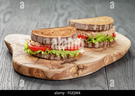 Roggenbrot-Sandwich mit Thunfisch und Gemüse Stockfoto