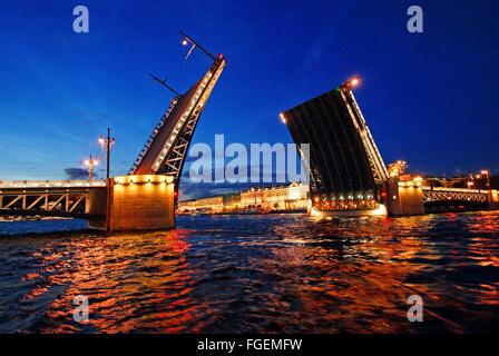 Nachtansicht des angehobenen Palace Bridge in St. Petersburg von schwimmenden Boot. Nacht Boot Ausflug Bootsfahrt auf der Newa Stockfoto