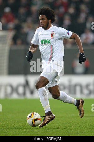 Augsburg, Deutschland. 18. Februar 2016. Augsburgs Caiuby in Aktion während der Fußball-Runde der 32 UEFA Europa League Spiel FC Augsburg Vs FC Liverpool in Augsburg, Deutschland, 18. Februar 2016. Foto: Andreas Gebert/Dpa/Alamy Live-Nachrichten Stockfoto