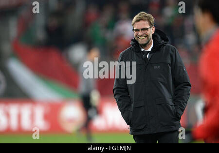 Augsburg, Deutschland. 18. Februar 2016. Liverpools Trainer Juergen Klopp lächelt vor der Runde der 32 UEFA Europa League Fußball Spiel FC Augsburg Vs FC Liverpool in Augsburg, Deutschland, 18. Februar 2016. Foto: Andreas Gebert/Dpa/Alamy Live-Nachrichten Stockfoto