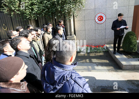 Baku, Aserbaidschan. 19. Februar 2016. Bürger von Baku und anderen Organisationen statt eine Aktion vor der türkischen Botschaft in Baku im Gedenken an die Opfer des Terroranschlags in Ankara am 19. Februar. Bürger von Baku legte Blumen an die Botschaft und übergab eine Erklärung verurteilen den Angriff. © Aziz Karimow/Pacific Press/Alamy Live-Nachrichten Stockfoto