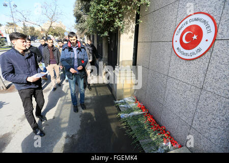 Baku, Aserbaidschan. 19. Februar 2016. Bürger von Baku und anderen Organisationen statt eine Aktion vor der türkischen Botschaft in Baku im Gedenken an die Opfer des Terroranschlags in Ankara am 19. Februar. Bürger von Baku legte Blumen an die Botschaft und übergab eine Erklärung verurteilen den Angriff. © Aziz Karimow/Pacific Press/Alamy Live-Nachrichten Stockfoto