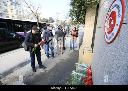 Baku, Aserbaidschan. 19. Februar 2016. Bürger von Baku und anderen Organisationen statt eine Aktion vor der türkischen Botschaft in Baku im Gedenken an die Opfer des Terroranschlags in Ankara am 19. Februar. Bürger von Baku legte Blumen an die Botschaft und übergab eine Erklärung verurteilen den Angriff. © Aziz Karimow/Pacific Press/Alamy Live-Nachrichten Stockfoto