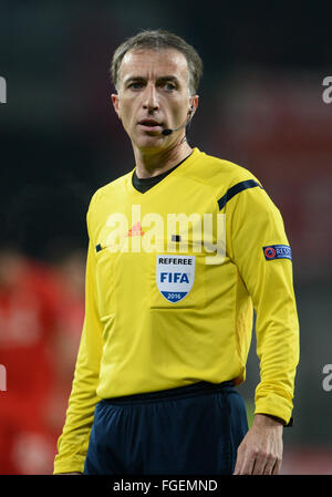 Augsburg, Deutschland. 18. Februar 2016. Schiedsrichter David Fernandez Borbalan reagiert während der Runde der 32 UEFA Europa League Fußball Spiel FC Augsburg Vs FC Liverpool in Augsburg, Deutschland, 18. Februar 2016. Foto: Andreas Gebert/Dpa/Alamy Live-Nachrichten Stockfoto