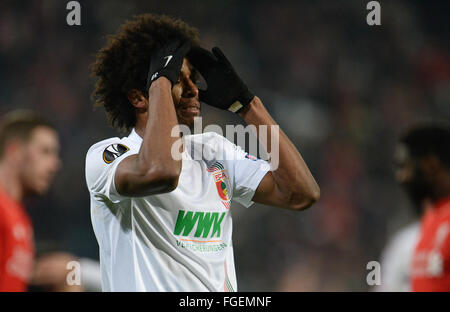 Augsburg, Deutschland. 18. Februar 2016. Augsburgs Caiuby reagiert während der Runde der 32 UEFA Europa League Fußball Spiel FC Augsburg Vs FC Liverpool in Augsburg, Deutschland, 18. Februar 2016. Foto: Andreas Gebert/Dpa/Alamy Live-Nachrichten Stockfoto