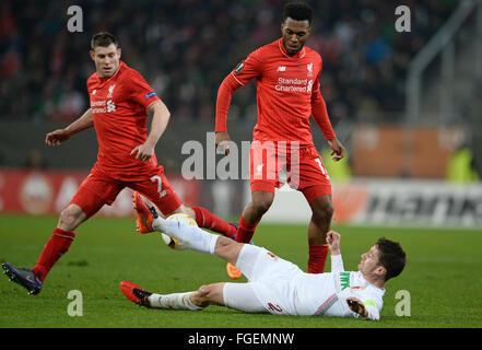 Augsburg, Deutschland. 18. Februar 2016. Liverpools Nathaniel Clyne (l), Daniel Sturridge (r) und Augsburger Paul Verhaegh in Aktion während der Fußball-Runde der 32 UEFA Europa League Spiel FC Augsburg Vs FC Liverpool in Augsburg, Deutschland, 18. Februar 2016. Foto: Andreas Gebert/Dpa/Alamy Live-Nachrichten Stockfoto