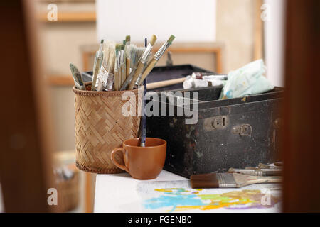 Workshop Farbe, Pinsel und Gemälde. Malatelier und Malzubehör Stockfoto