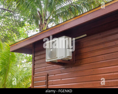 Eine Klimaanlage Wärmepumpe auf Urlaub bungalow Stockfoto