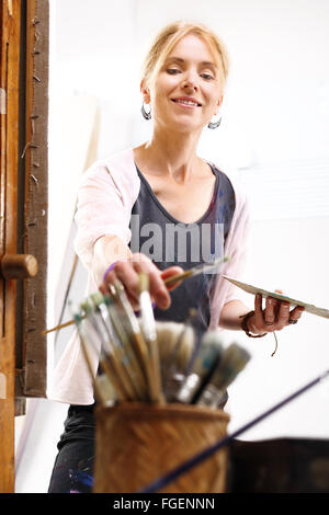 Der Maler. Malerei und Zeichnung Kurs. Malerei auf Leinwand. Workshop Farbe, Pinsel und Gemälde. Ein Maler in seinem Atelier Stockfoto