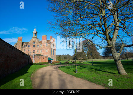 Einen wunderschönen blauen Himmel in Rufford Abtei Country Park, in der Nähe von Ollerton in Nottinghamshire, England UK Stockfoto