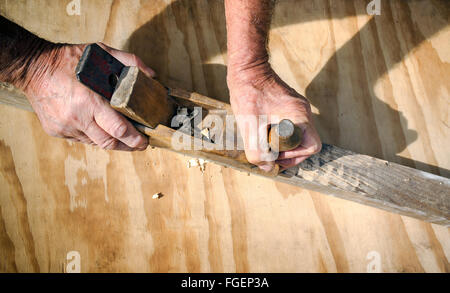 Zimmermanns Hände arbeiten mit dem alten hölzernen jointer Stockfoto