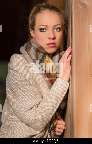 Junge, blonde Frau in Winterkleidung Stockfoto