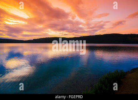 Sonnenuntergang über Discovery Bay. Strahlend orange-gelben Himmel reflektiert das blaue Wasser unten. Stockfoto