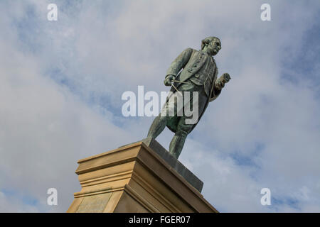 Seitlicher Blick auf Captain Cook-Statue in Whitby, North Yorkshire. Stockfoto