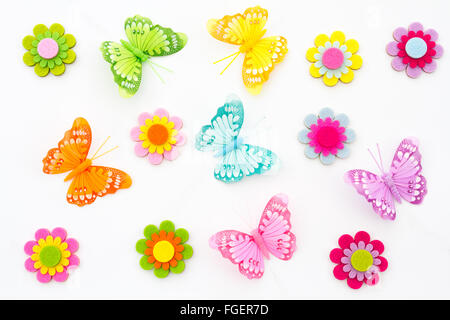 Eine Feder Hintergrund der farbenfrohen handgefertigten Blumen und Schmetterlinge. Eine Kunst und Handwerk Anzeige der hausgemachten Produkte. Stockfoto