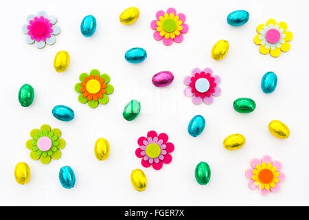 Ein Ostern Hintergrund mit vielen bunten, Ostereier und hausgemachte Blumen auf einem weißen Hintergrund. Stockfoto
