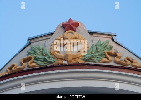 Kommunistischen Roten Stern und Anker auf einem stalinistischen Wohnblock auf Vana-Posti Street, Tallinn, Estland Stockfoto