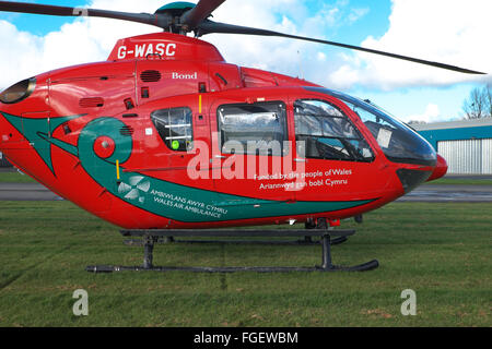 Wales Air Ambulance EC 135 Helikopter betrieben von Bond Air Services basierend auf Welshpool Flugplatz Stockfoto