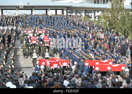 Ankara, Türkei. 19. Februar 2016. Eine Beerdigung ist für den Tod von Ankara Autobombe Angriff Opfer an die Kocatepe-Moschee in Ankara, Türkei, 19. Februar 2016 statt. Insgesamt 28 Personen starb am Mittwoch Auto Bombenanschlag in Ankara. © Mustafa Kaya/Xinhua/Alamy Live-Nachrichten Stockfoto