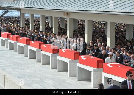 Ankara, Türkei. 19. Februar 2016. Eine Beerdigung ist für den Tod von Ankara Autobombe Angriff Opfer an die Kocatepe-Moschee in Ankara, Türkei, 19. Februar 2016 statt. Insgesamt 28 Personen starb am Mittwoch Auto Bombenanschlag in Ankara. © Mustafa Kaya/Xinhua/Alamy Live-Nachrichten Stockfoto